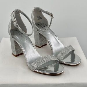 NWT Bandolino Women’s Armory Ankle Strap Silver Sandals Shoes